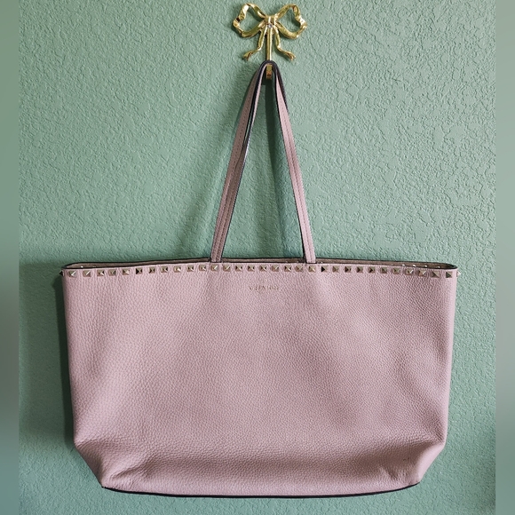 Valentino Garavani Grained Calfskin Rockstud Shoulder Tote Poudre - Picture 1 of 15